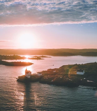 fyr i skjærgården i solnedgang